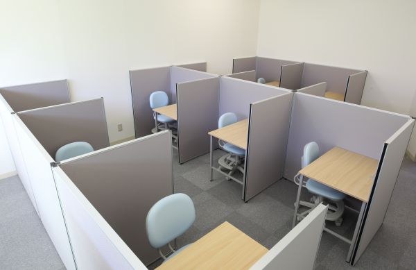 1階はこのようになっています。
机と椅子のみのスペースですので、集中して勉強することができます。