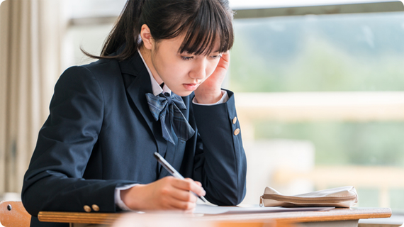 学習する女子学生の写真