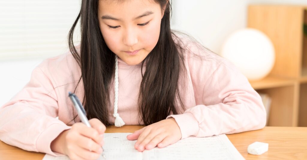 学校の予習・復習に取り組む小学生