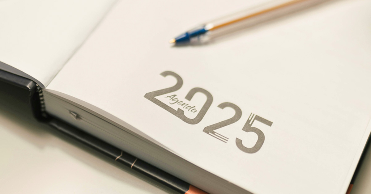 2025年の手帳とペンの写真