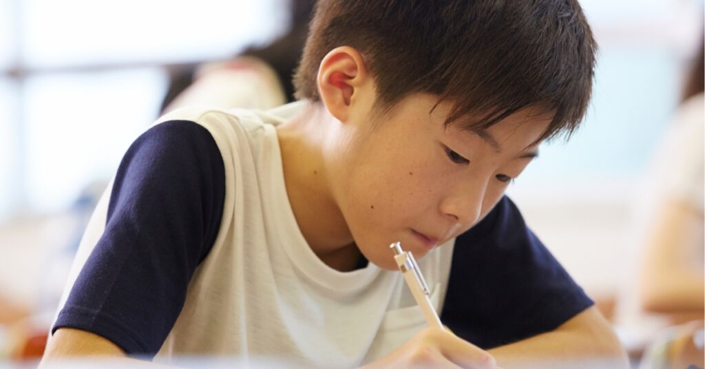 中学受験に向けて学習する小学生