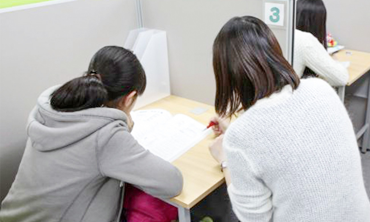 生徒一人ひとりに寄り添いながら学習をサポートする個別指導Paletteの授業風景