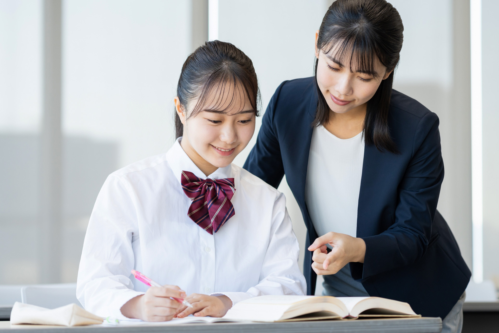講師が高校生に寄り添いながら大学受験や定期テスト対策を行う個別指導Paletteの高校生・既卒生コース