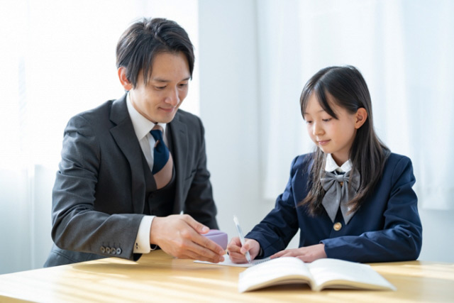 講師が中学生に寄り添いながら定期テスト対策や高校受験対策を行う個別指導Paletteの中学生コース