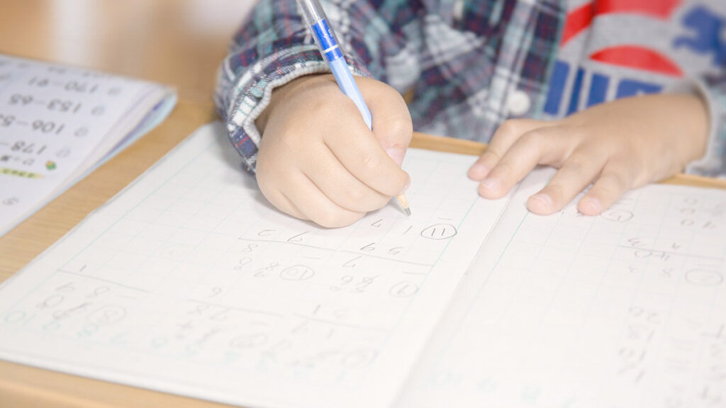 中学受験に向けて学習に取り組む小学生