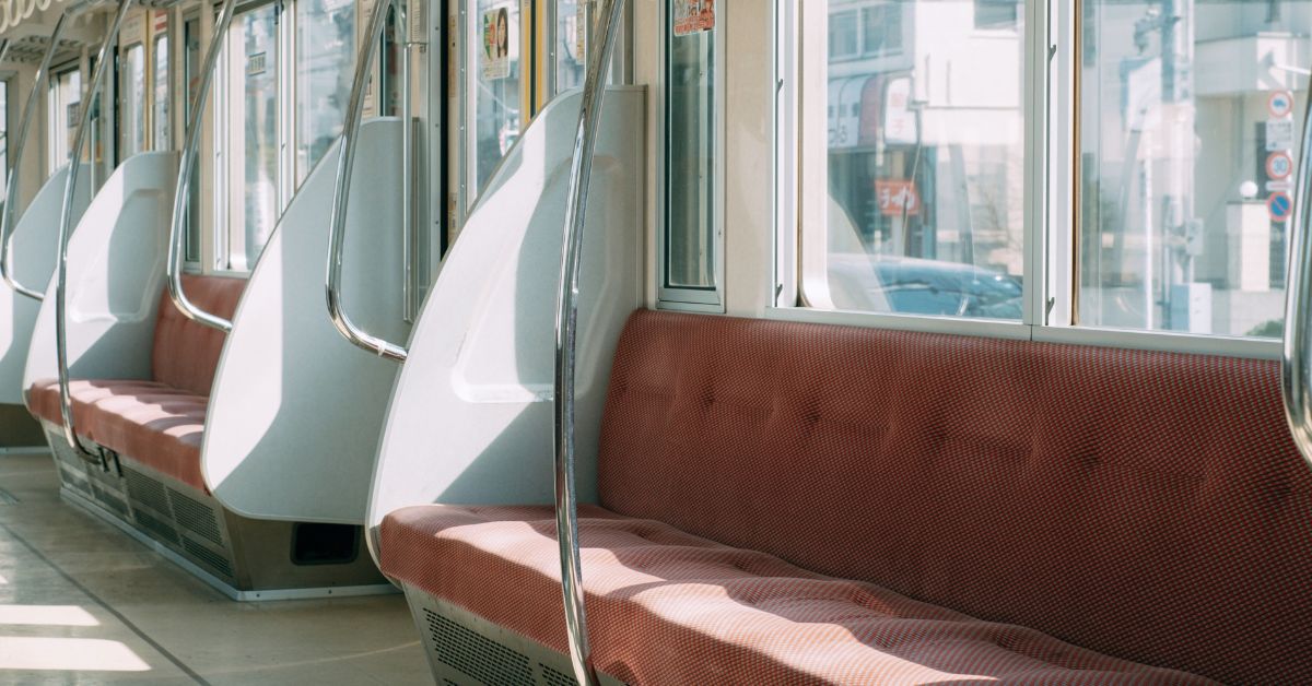 代替テキスト 中学受験当日の朝をイメージした静かな電車内の風景